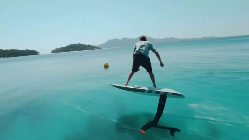 Audi e-tron eFoil PERFORMANCE Set od Aerofoils - flying over water with the audi